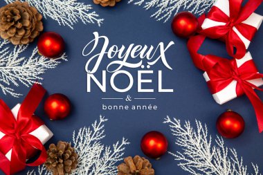 Joyeux Noel ve Bonee Anne. Fransız Mutlu Noeller Modern kaligrafi, sezon selamları için çıkartma üzerine yazılmış. Tebrik kartı, çerçeve ve afiş.