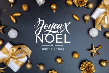 Joyeux Noel ve Bonee Anne. Fransız Mutlu Noeller Modern kaligrafi, sezon selamları için çıkartma üzerine yazılmış. Tebrik kartı, çerçeve ve afiş.
