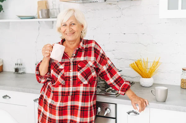 Beautiful senior woman with a cup of tea — Stock Photo, Image