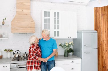 Evdeki mutfakta kıdemli bir çift var.