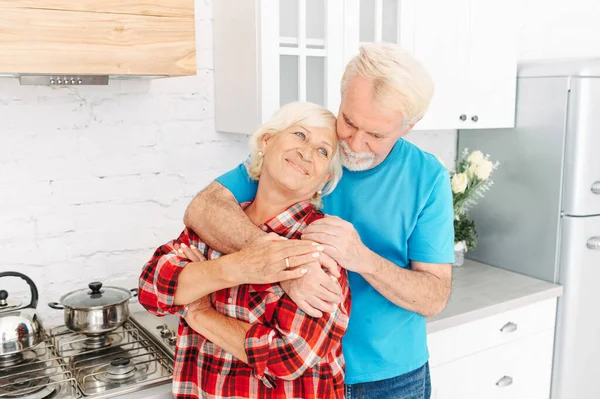 Swenior par i köket hemma — Stockfoto