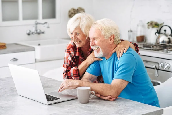 Starsza para z laptopem w domu — Zdjęcie stockowe