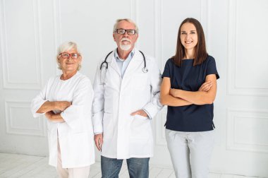 Bir grup kıdemli doktor ve hemşire