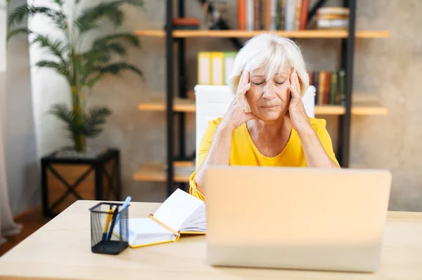 Unavená starší obchodní žena používá notebook — Stock fotografie