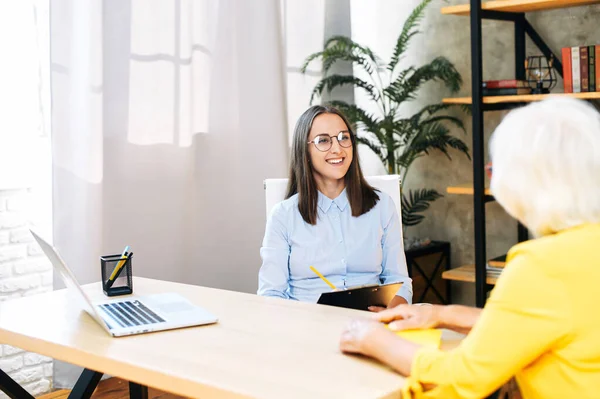 Una donna anziana ha un colloquio di lavoro — Foto Stock