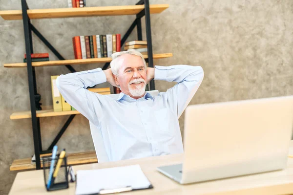 Uomo anziano dai capelli grigi in abbigliamento casual intelligente — Foto Stock