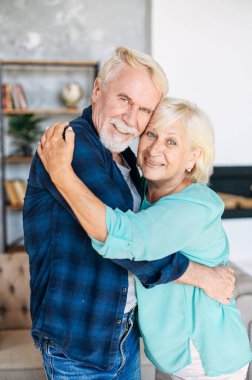 Romantik, modern, son sınıf çifti.