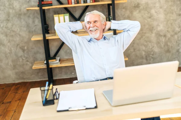 Älterer grauhaariger Mann in schicker Freizeitkleidung — Stockfoto