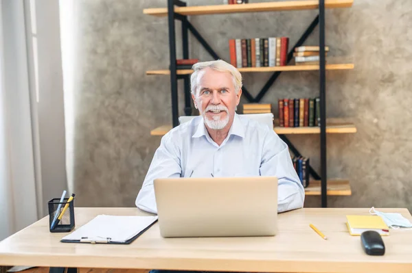 Senior grauhaarige Mann mit Laptop zu Hause — Stockfoto