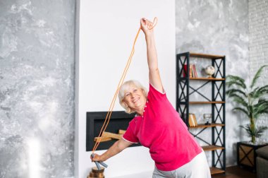 Son sınıf bir kadın evde eğitim görüyor.