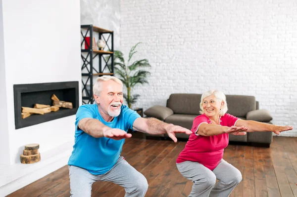 Pareja mayor haciendo deportes en casa —  Fotos de Stock