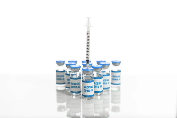 A seringa está presa no frasco da vacina — Fotografia de Stock