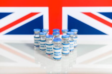 İngiliz bayrağında Coronavirus aşısı şişeleri