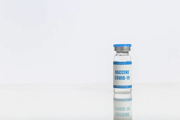 Um frasco de vidro com um coronavírus, vacina vívida — Fotografia de Stock
