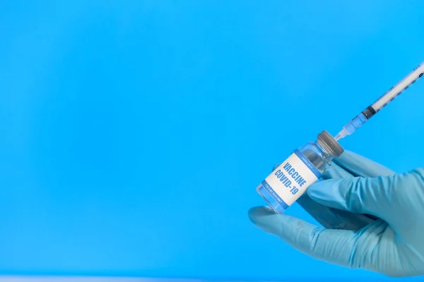 As mãos de um médico de luvas enchem uma seringa — Fotografia de Stock