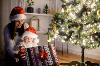 Hediye kutusu olan bir anne ve oğul.