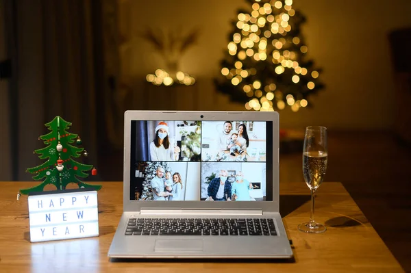 Wirtualne przyjęcie świąteczne z krewnymi — Zdjęcie stockowe