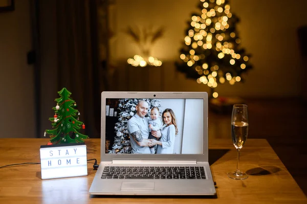 クリスマスの日にラップトップ上のビデオコール — ストック写真