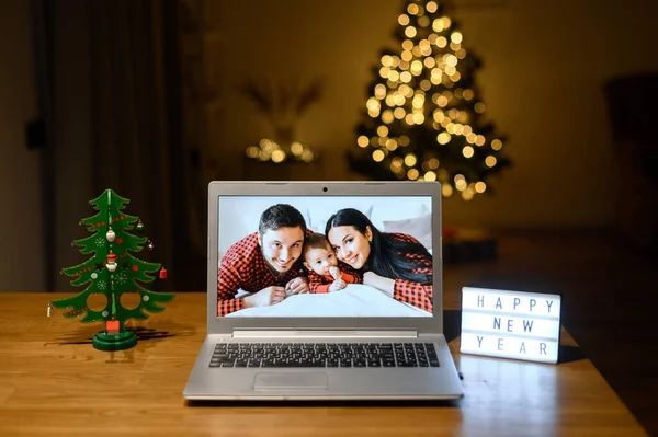 Videocall no computador portátil no dia de Natal — Fotografia de Stock