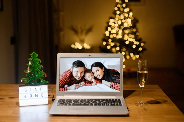 Videocall no computador portátil no dia de Natal — Fotografia de Stock