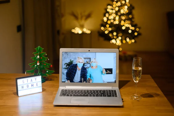 Um casal de idosos na tela do laptop — Fotografia de Stock