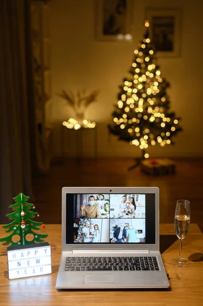Virtuelle Weihnachtsfeier mit Verwandten — Stockfoto
