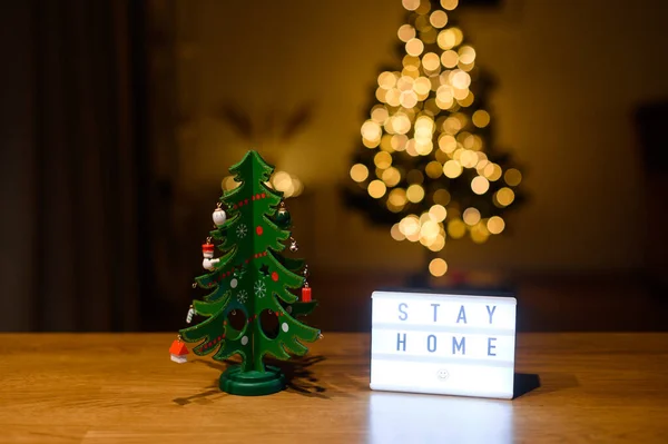 Rimani a casa scatola e albero di Natale sul tavolo — Foto Stock