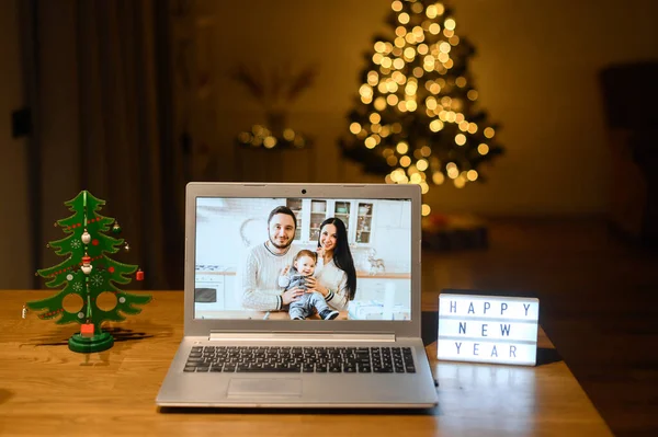 Videocall sul computer portatile in giorno di Natale — Foto Stock