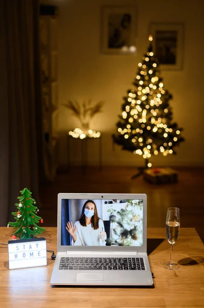 Videoanruf mit einer Frau in medizinischer Maske — Stockfoto