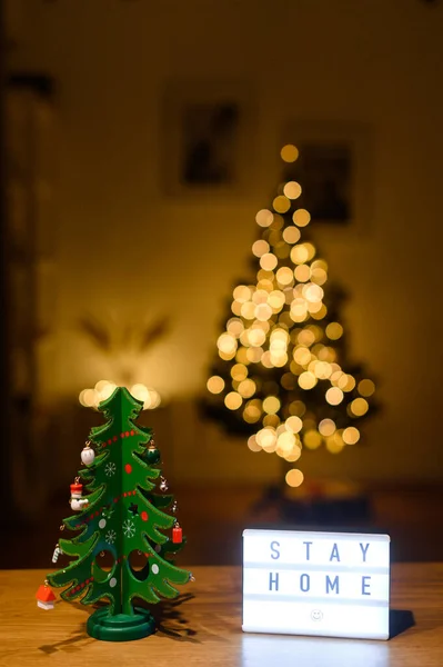 Rimani a casa scatola e albero di Natale sul tavolo — Foto Stock