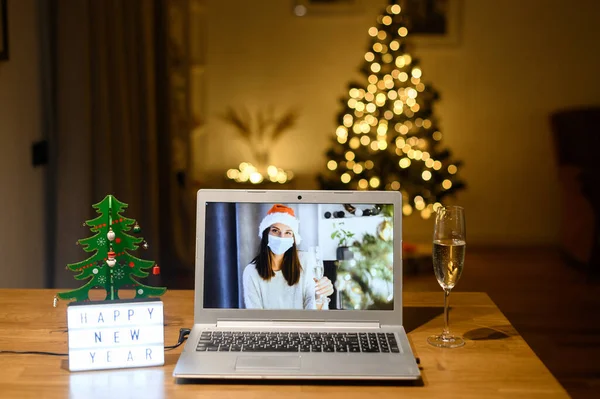 Videocall auf dem Laptop zu Weihnachten — Stockfoto