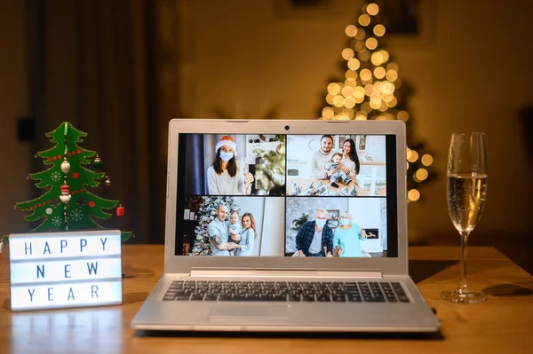 Virtuelle Weihnachtsfeier mit Verwandten — Stockfoto