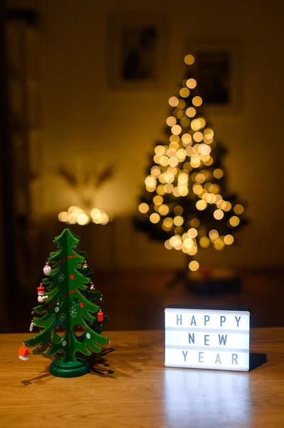 Μείνετε στο σπίτι κουτί και χριστουγεννιάτικο δέντρο στο τραπέζι — Φωτογραφία Αρχείου