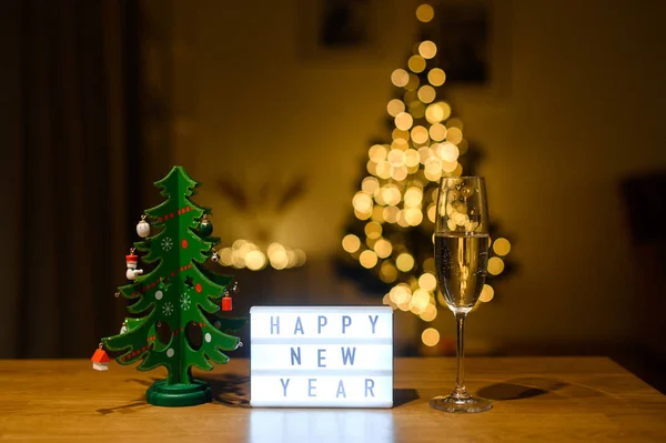 Bleiben Sie zu Hause Box und Weihnachtsbaum auf dem Tisch — Stockfoto