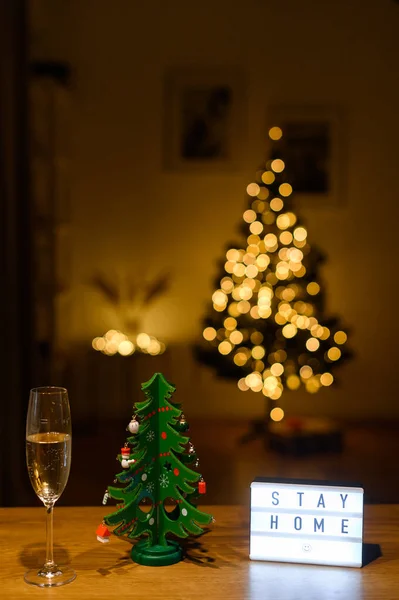 Μείνετε στο σπίτι κουτί και χριστουγεννιάτικο δέντρο στο τραπέζι — Φωτογραφία Αρχείου