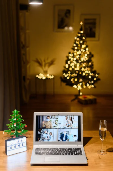 Plusieurs familles sur l'écran de l'ordinateur portable à Noël — Photo