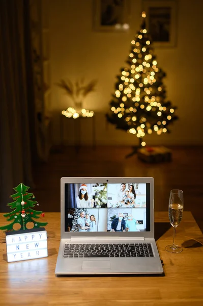 Virtuelle Weihnachtsfeier mit Verwandten — Stockfoto