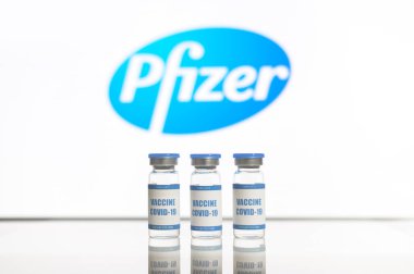 Pfizer aşısı şişeleri logolu beyaza izole edilmiş.