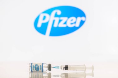 Bir şişe yeni pfizer aşısı ve şırınga.