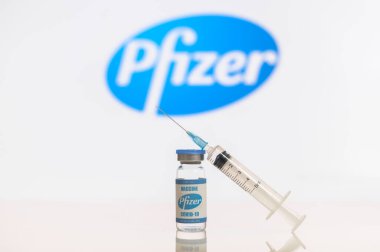 Bir şişe yeni pfizer aşısı ve şırınga.