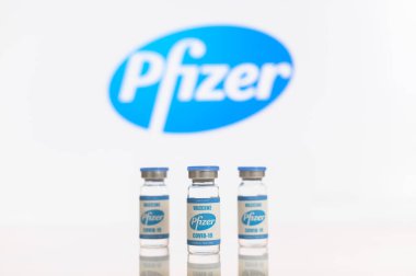 Beyaz üzerine yeni pfizer aşıları şişeleri