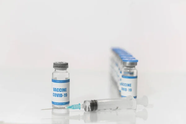 Uma seringa para injectáveis e vacinas contra o coronavírus — Fotografia de Stock