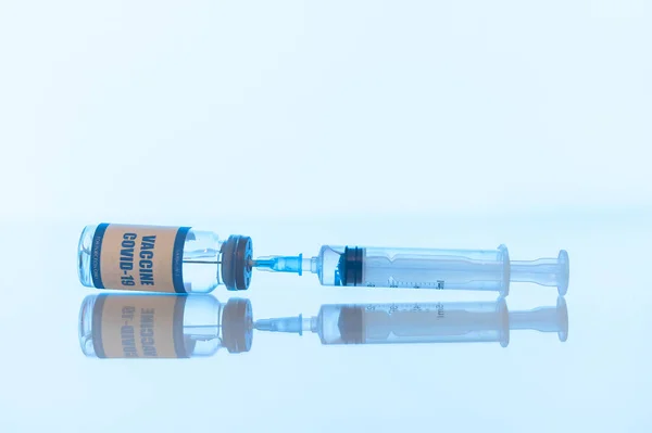 Uma seringa para injectáveis e uma vacina contra o coronavírus — Fotografia de Stock