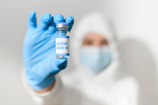 Een fles vaccin in de hand van de arts — Stockfoto