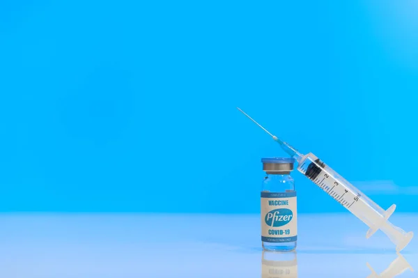 Een fles met nieuw vaccin en een spuit — Stockfoto