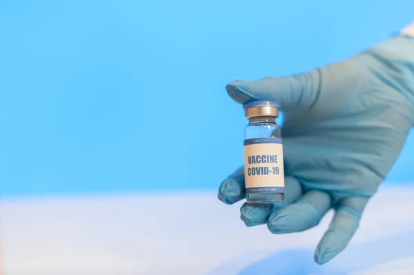 Een fles met nieuw coronavirusvaccin in de hand — Stockfoto