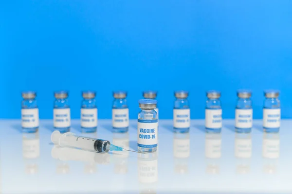 Frascos para injetáveis de vacina contra o coronavírus e uma seringa — Fotografia de Stock