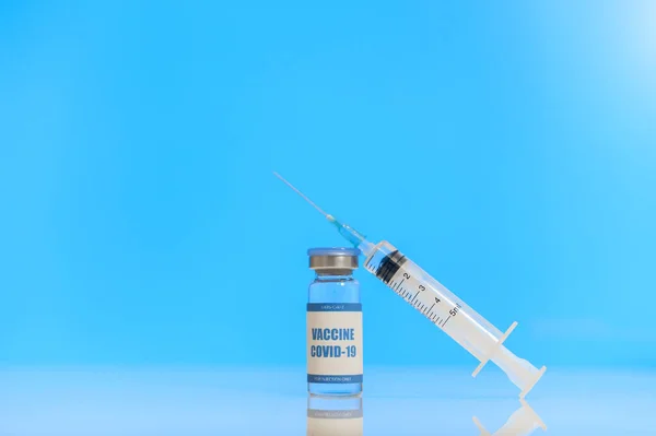 Um frasco de nova vacina e uma seringa — Fotografia de Stock