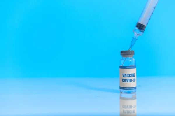 Uma seringa para injectáveis e uma vacina contra o coronavírus — Fotografia de Stock