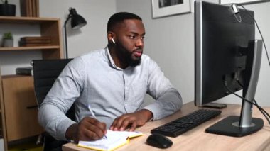 Bir Afrikalı iş için bilgisayar kullanıyor.